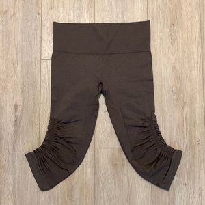 Lululemon Ebb to Street Scrunch Capri Seamless Cropped Tights